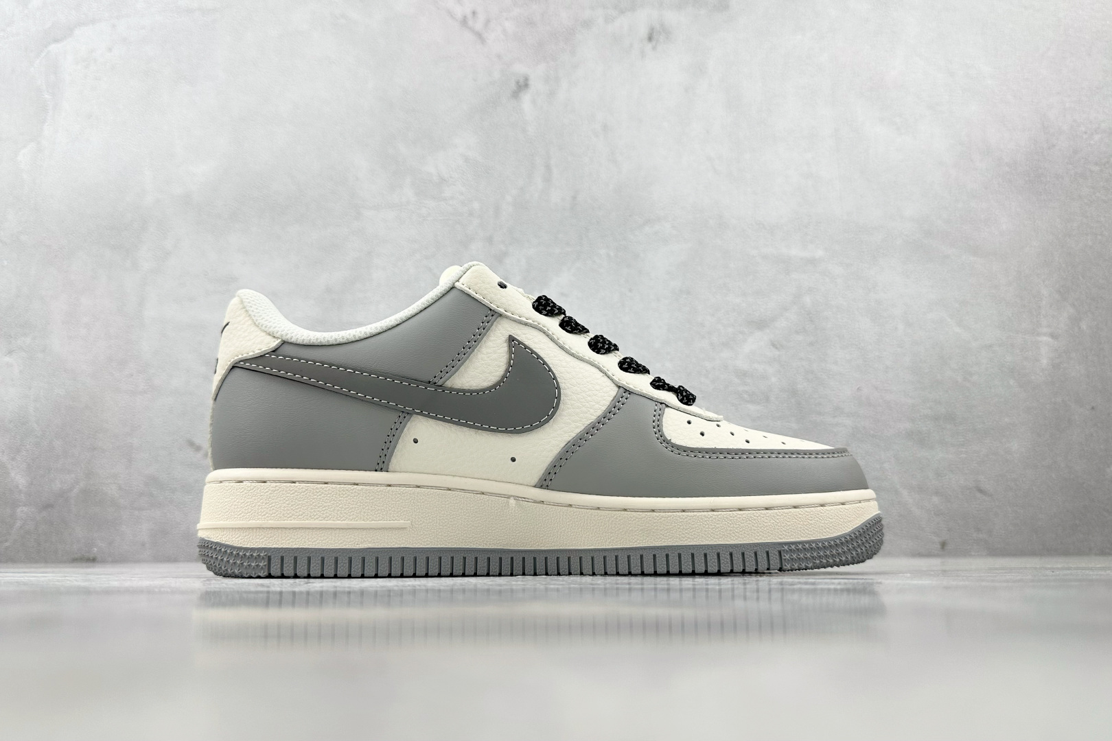 XC 
Nike Air Force 1'07 猿人头 联名 灰白

货号：XS1958 571
尺码：