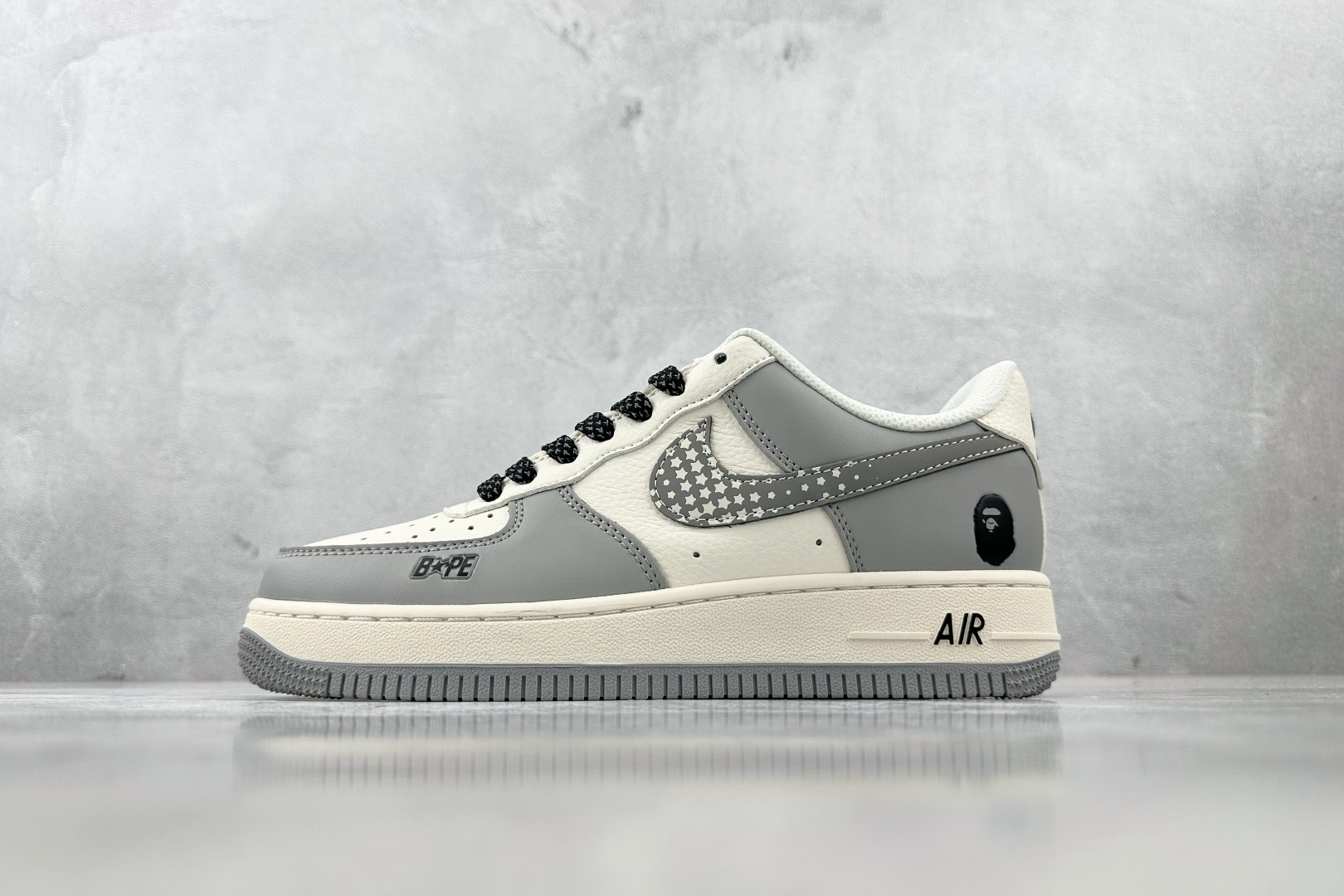XC 
Nike Air Force 1'07 猿人头 联名 灰白

货号：XS1958 571
尺码：