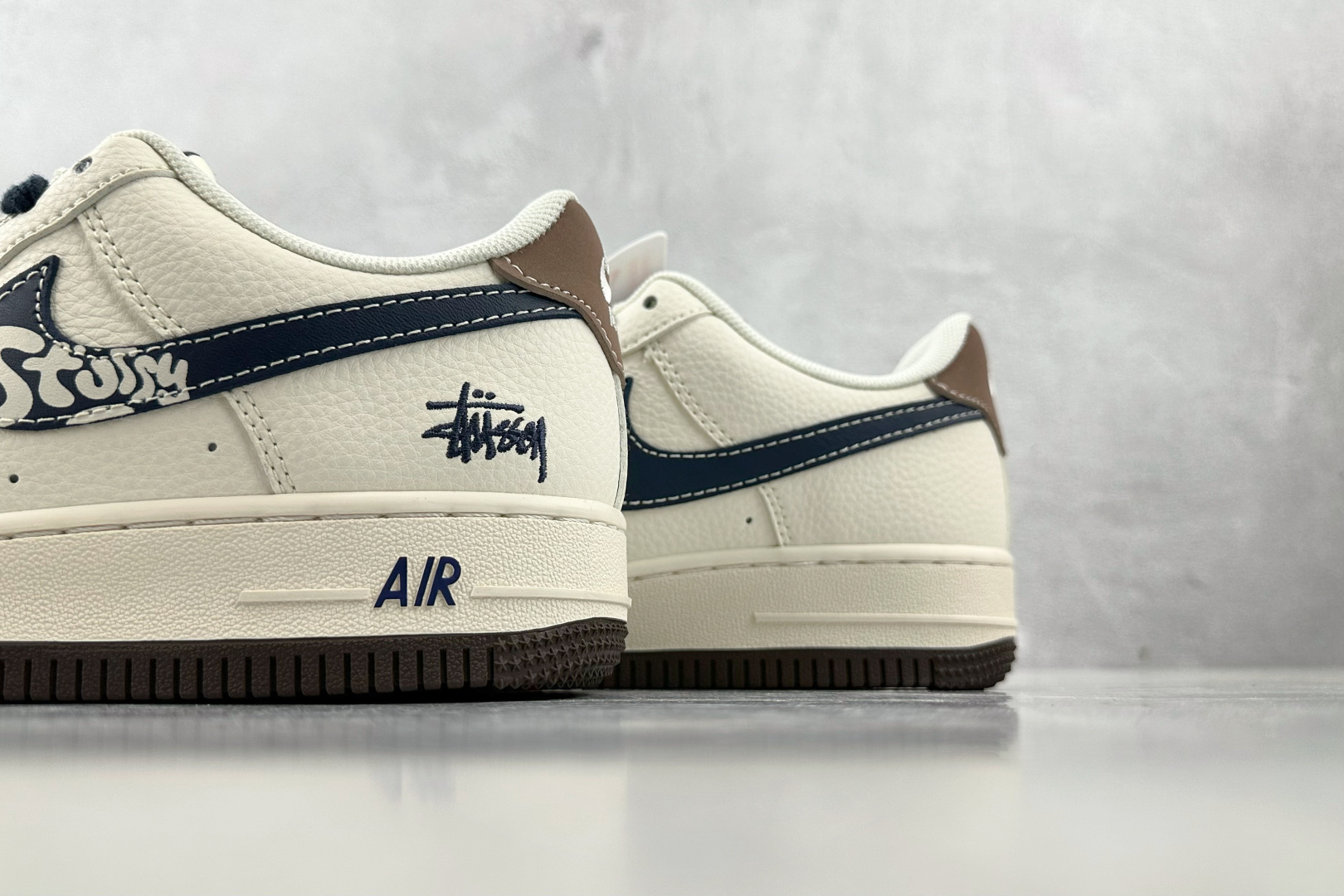 XC 
Nike Air Force 1'07 斯图西 联名 米白黑

货号：ZH2598 309
尺码