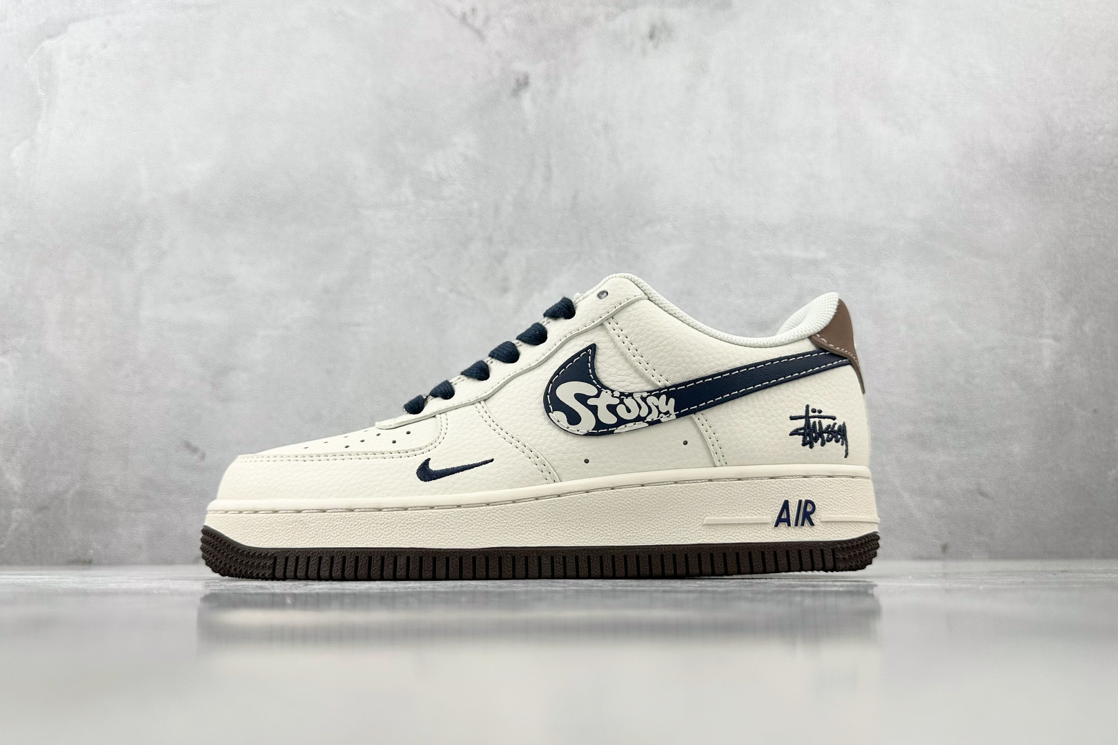 XC 
Nike Air Force 1'07 斯图西 联名 米白黑

货号：ZH2598 309
尺码