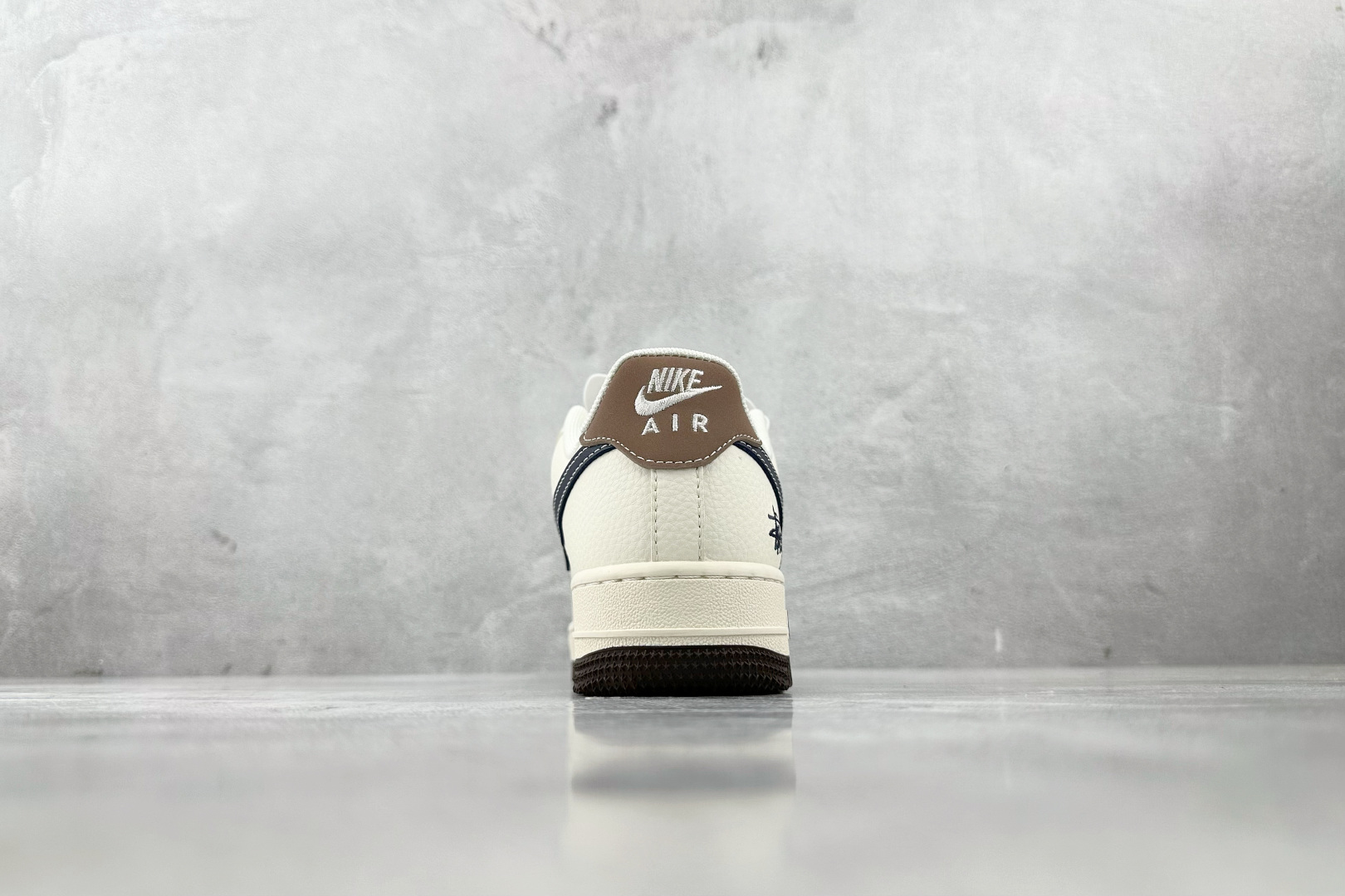 XC 
Nike Air Force 1'07 斯图西 联名 米白黑

货号：ZH2598 309
尺码