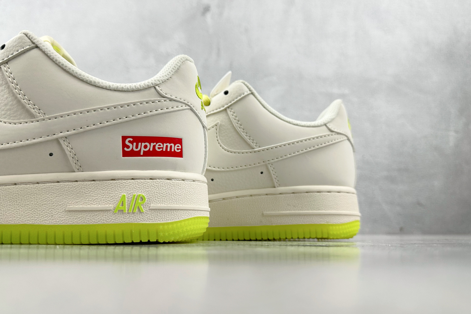 XC 特价 
Nike Air Force 1'07  Supreme 联名 米白绿

货号：BB757