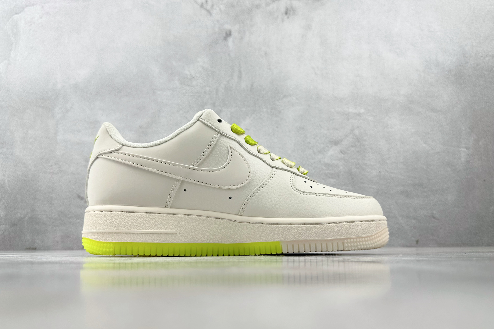 XC 特价 
Nike Air Force 1'07  Supreme 联名 米白绿

货号：BB757