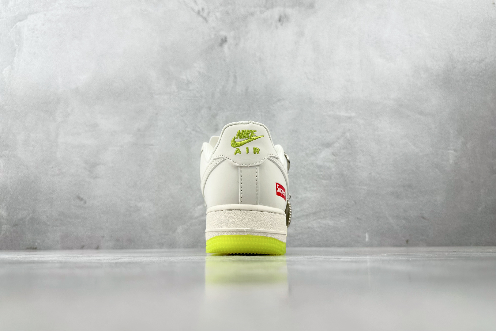 XC 特价 
Nike Air Force 1'07  Supreme 联名 米白绿

货号：BB757