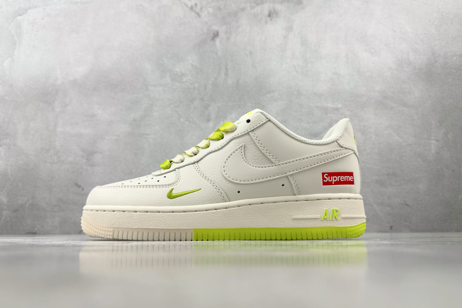 XC 特价 
Nike Air Force 1'07  Supreme 联名 米白绿

货号：BB757