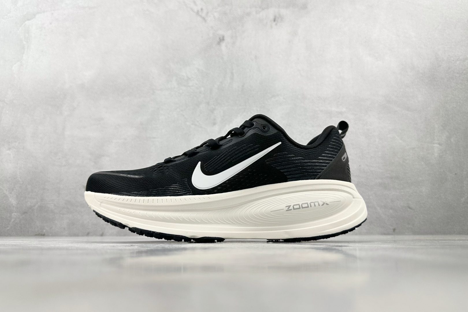 GT 
全套数据私模 Nike Vomero 18 黑色

货号：HM6803-007
尺码：36 36