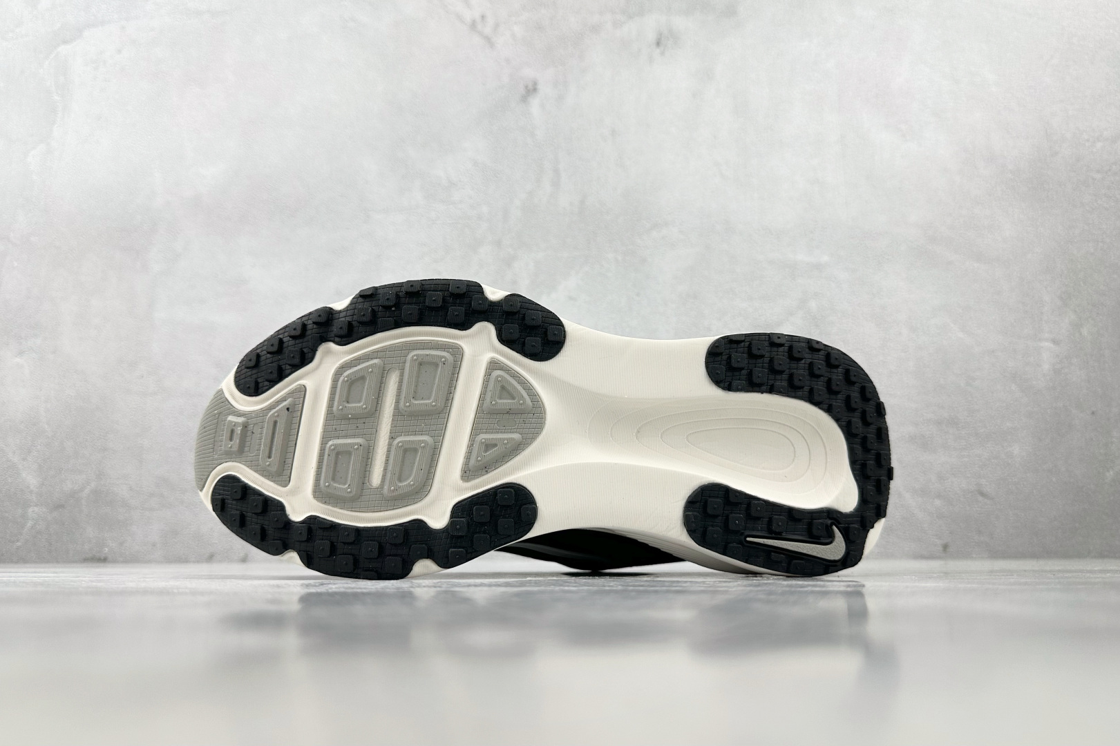 GT 
全套数据私模 Nike Vomero 18 黑色

货号：HM6803-007
尺码：36 36