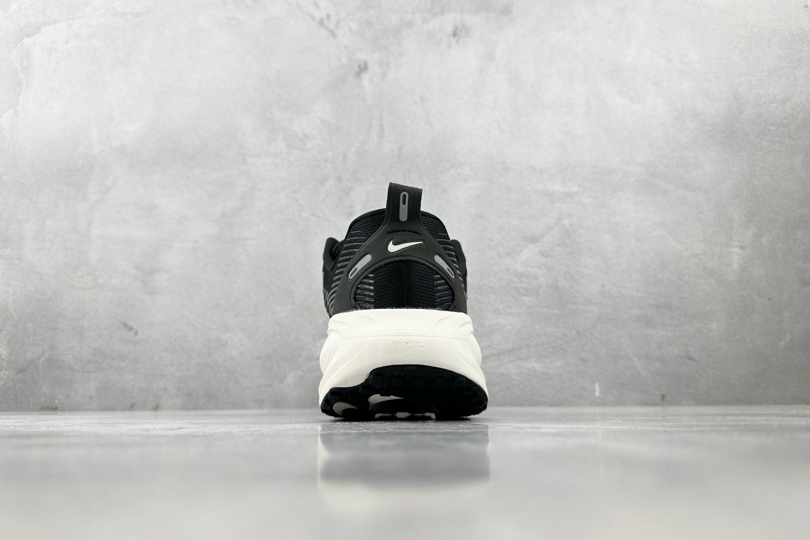 GT 
全套数据私模 Nike Vomero 18 黑色

货号：HM6803-007
尺码：36 36