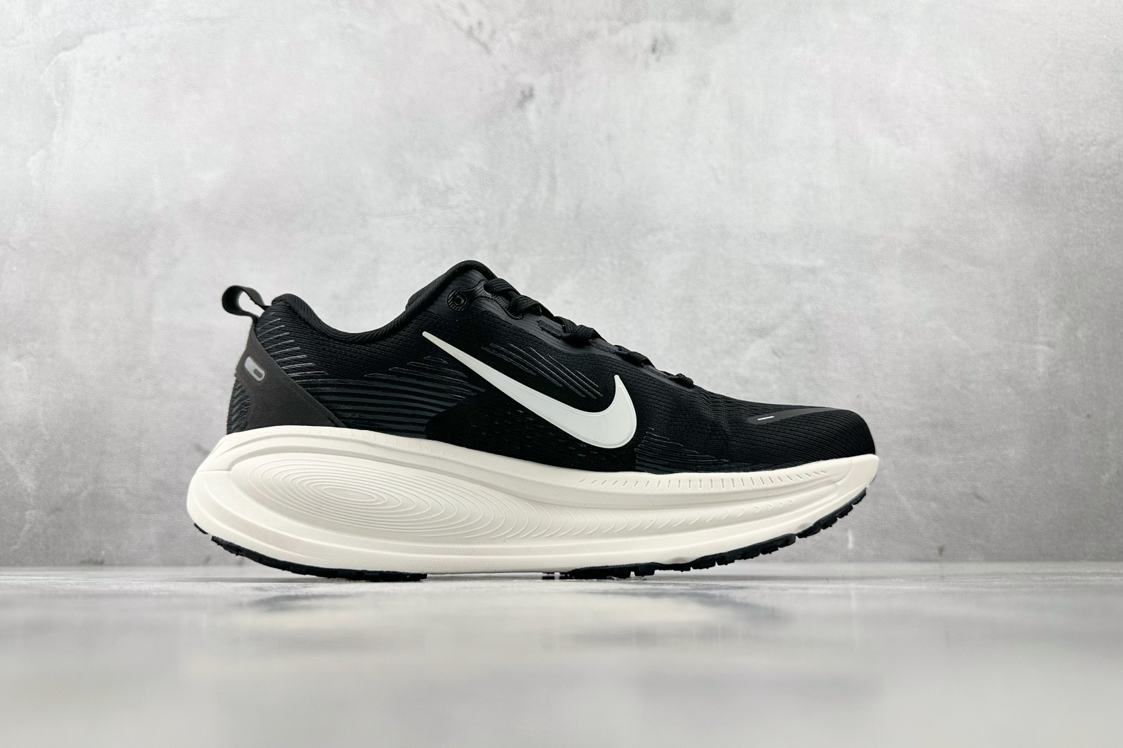 GT 
全套数据私模 Nike Vomero 18 黑色

货号：HM6803-007
尺码：36 36