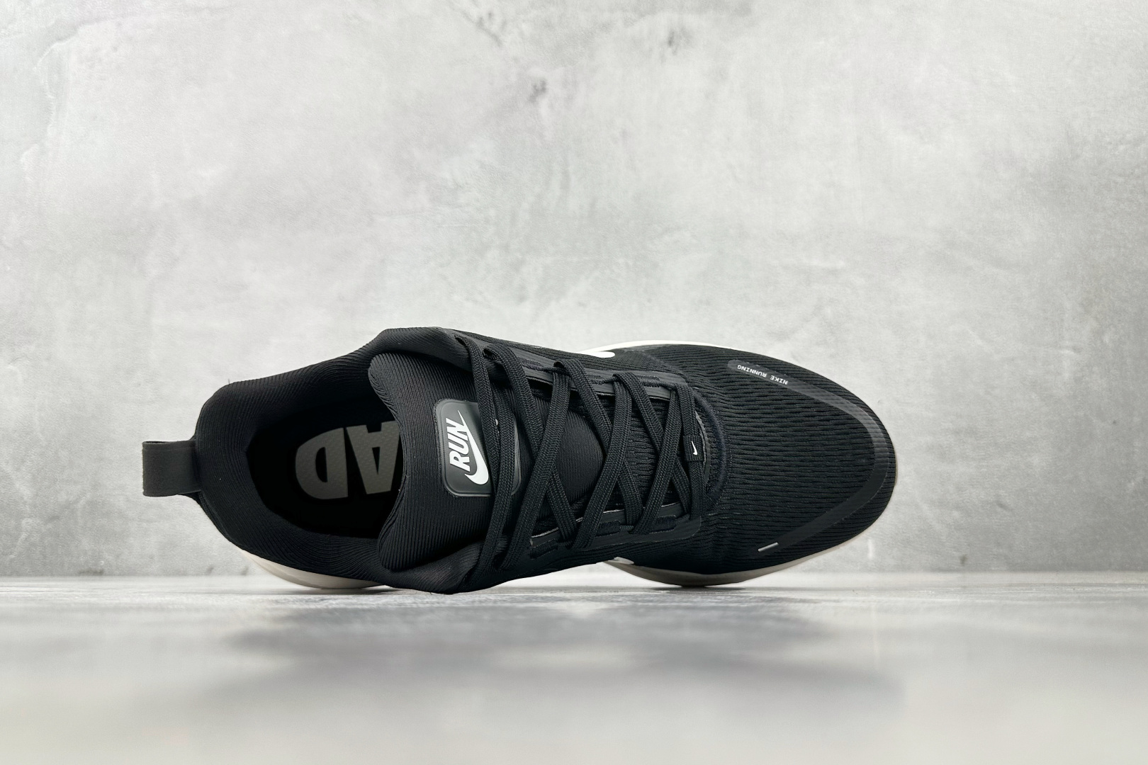 GT 
全套数据私模 Nike Vomero 18 黑色

货号：HM6803-007
尺码：36 36