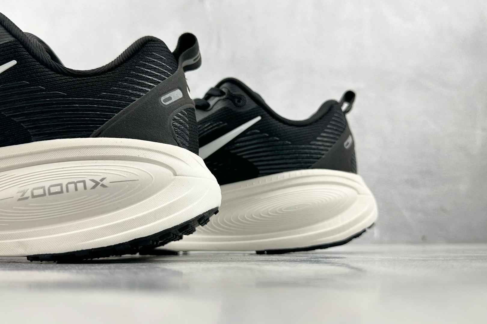 GT 
全套数据私模 Nike Vomero 18 黑色

货号：HM6803-007
尺码：36 36