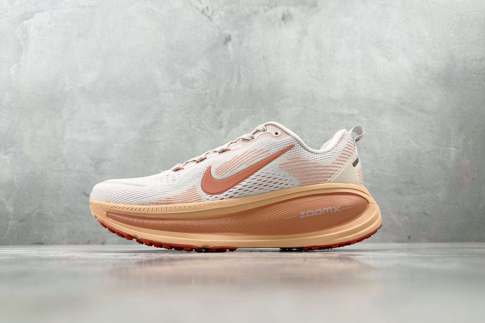 全套数据私模 Nike Vomero 18 浅橙色 HM6804-601
