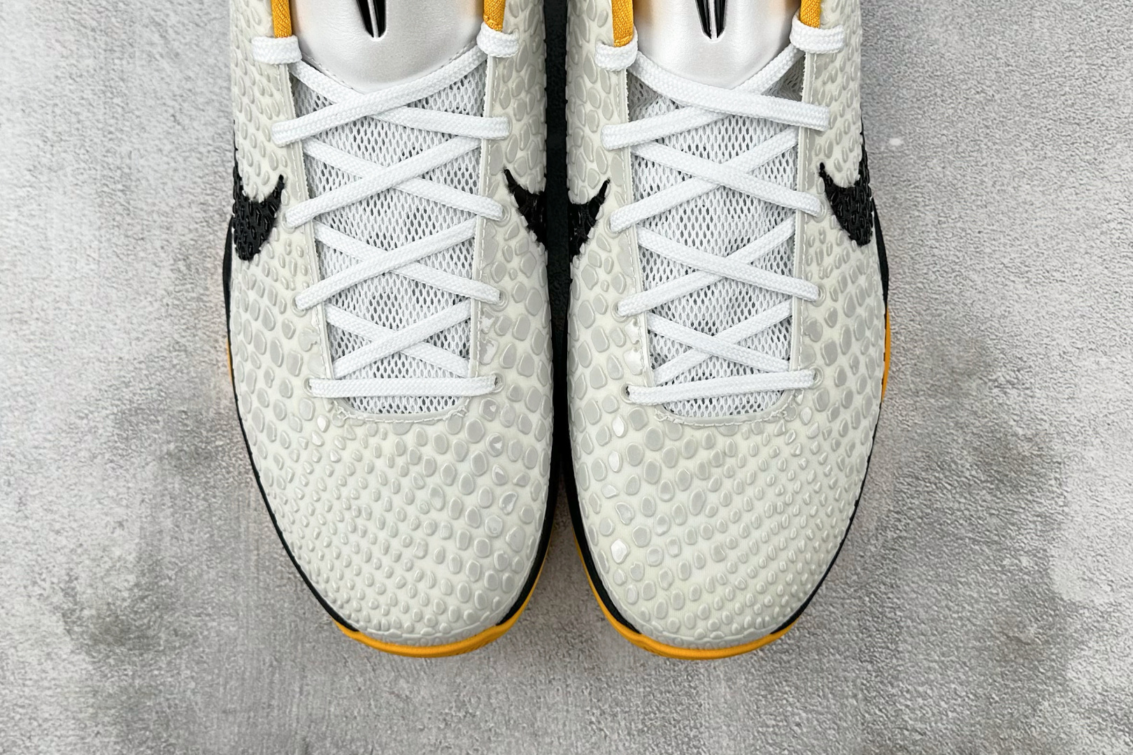Nike Zoom Kobe 6 Protro ”White Del Sol”黑白黄 CW2190-100 尺码：40.5 41 42 42.5 43 44 44.5 45 46 46.5 47.5 48 48.5 编码：57