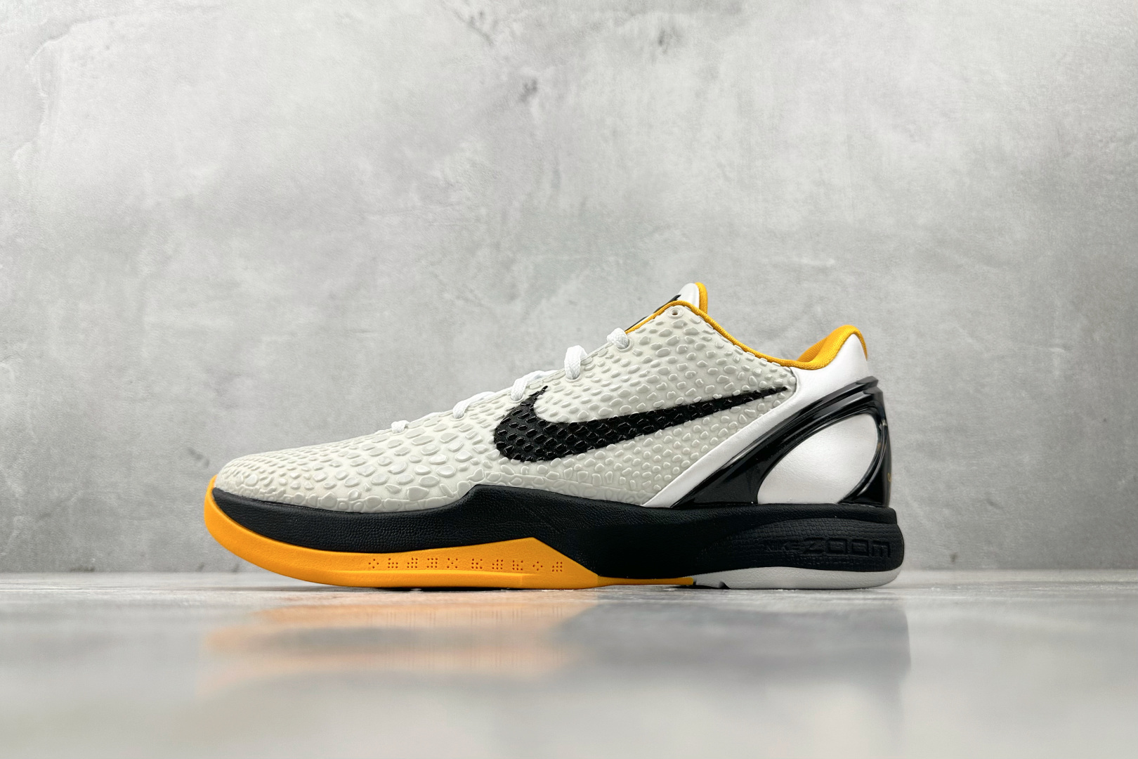 Nike Zoom Kobe 6 Protro ”White Del Sol”黑白黄 CW2190-100 尺码：40.5 41 42 42.5 43 44 44.5 45 46 46.5 47.5 48 48.5 编码：57