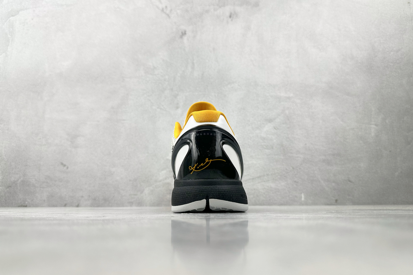 Nike Zoom Kobe 6 Protro ”White Del Sol”黑白黄 CW2190-100 尺码：40.5 41 42 42.5 43 44 44.5 45 46 46.5 47.5 48 48.5 编码：57
