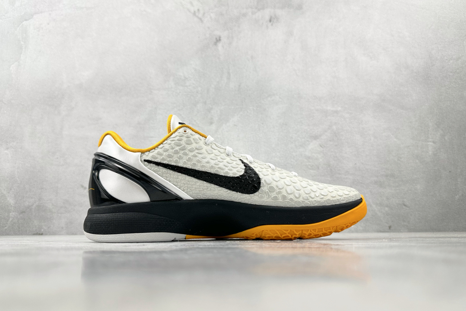 Nike Zoom Kobe 6 Protro ”White Del Sol”黑白黄 CW2190-100 尺码：40.5 41 42 42.5 43 44 44.5 45 46 46.5 47.5 48 48.5 编码：57