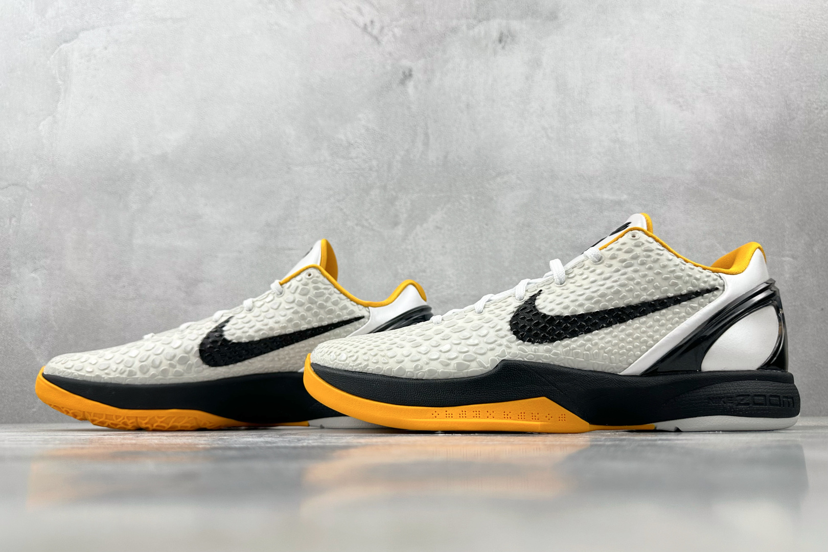 Nike Zoom Kobe 6 Protro ”White Del Sol”黑白黄 CW2190-100 尺码：40.5 41 42 42.5 43 44 44.5 45 46 46.5 47.5 48 48.5 编码：57
