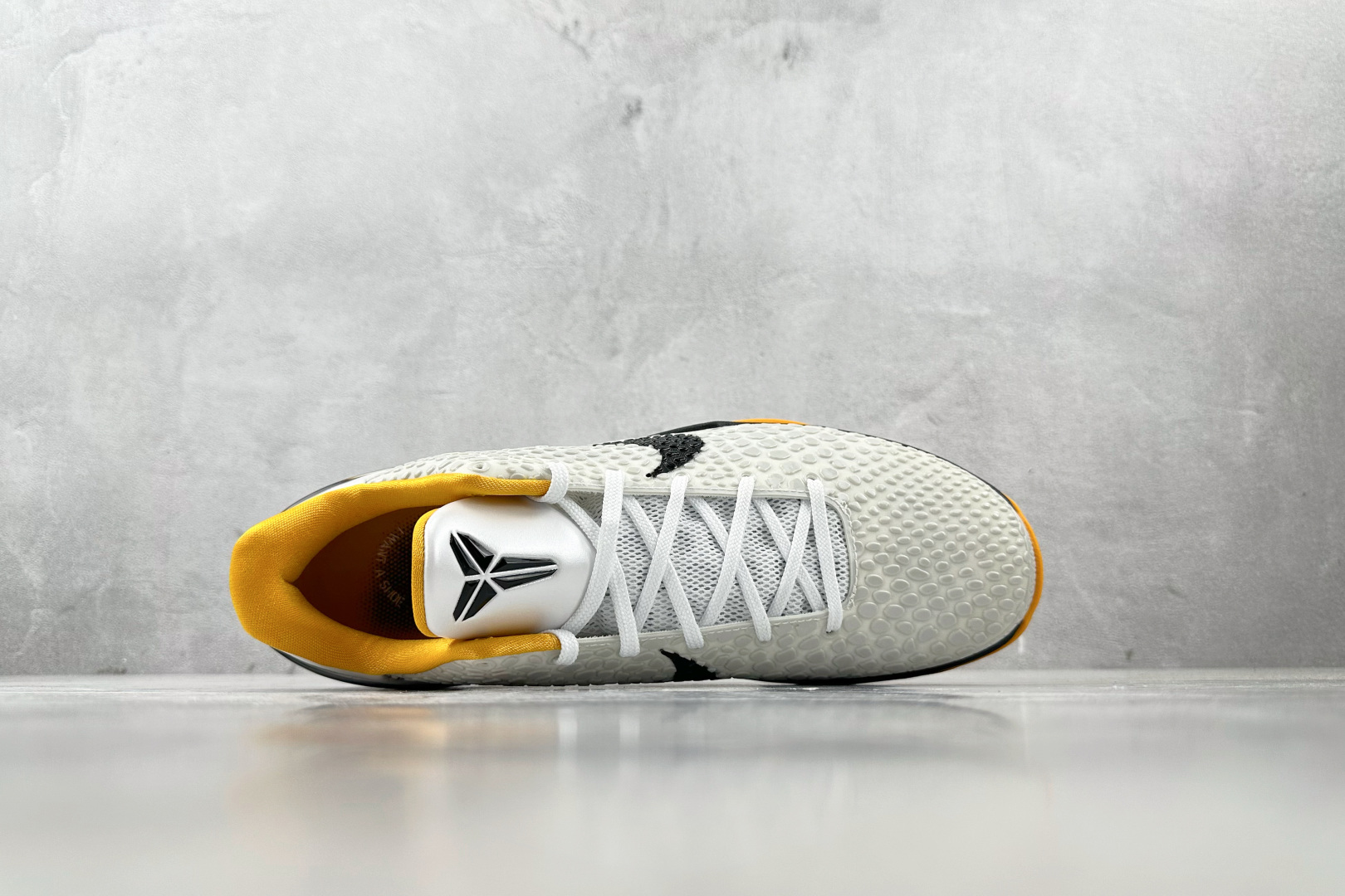 Nike Zoom Kobe 6 Protro ”White Del Sol”黑白黄 CW2190-100 尺码：40.5 41 42 42.5 43 44 44.5 45 46 46.5 47.5 48 48.5 编码：57