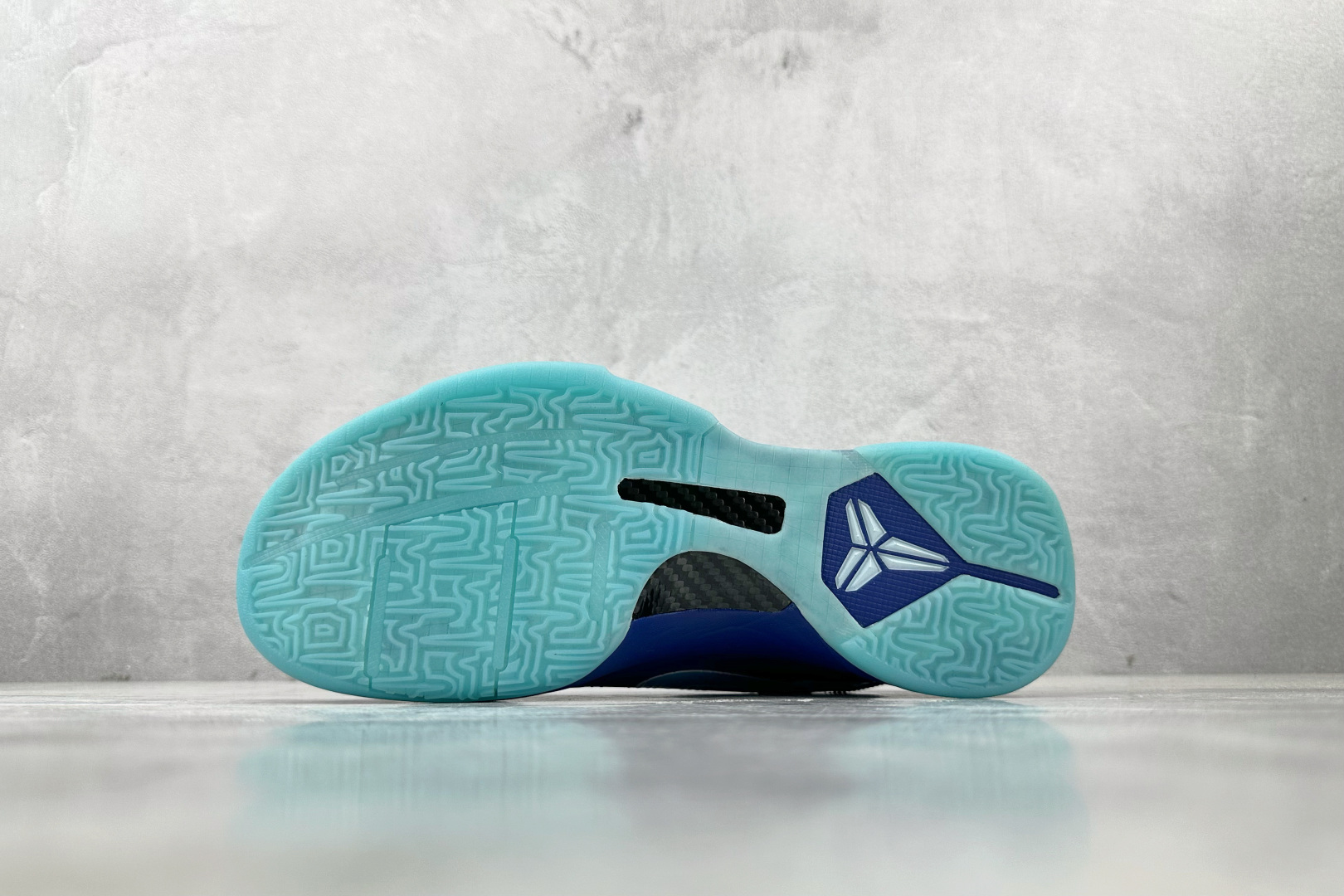 Star 
Nike Zoom Kobe 5 Protro “X-Ray” 蓝色

货号：HJ4303-
