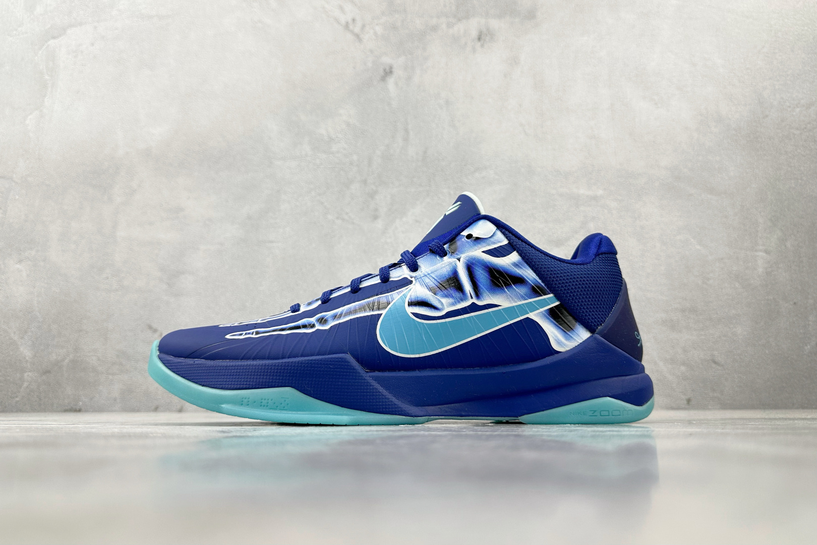 Star 
Nike Zoom Kobe 5 Protro “X-Ray” 蓝色

货号：HJ4303-