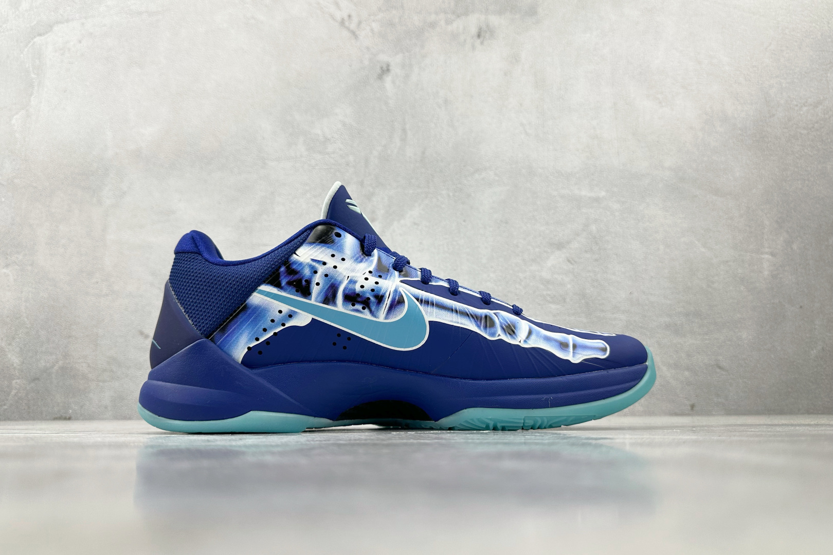 Star 
Nike Zoom Kobe 5 Protro “X-Ray” 蓝色

货号：HJ4303-