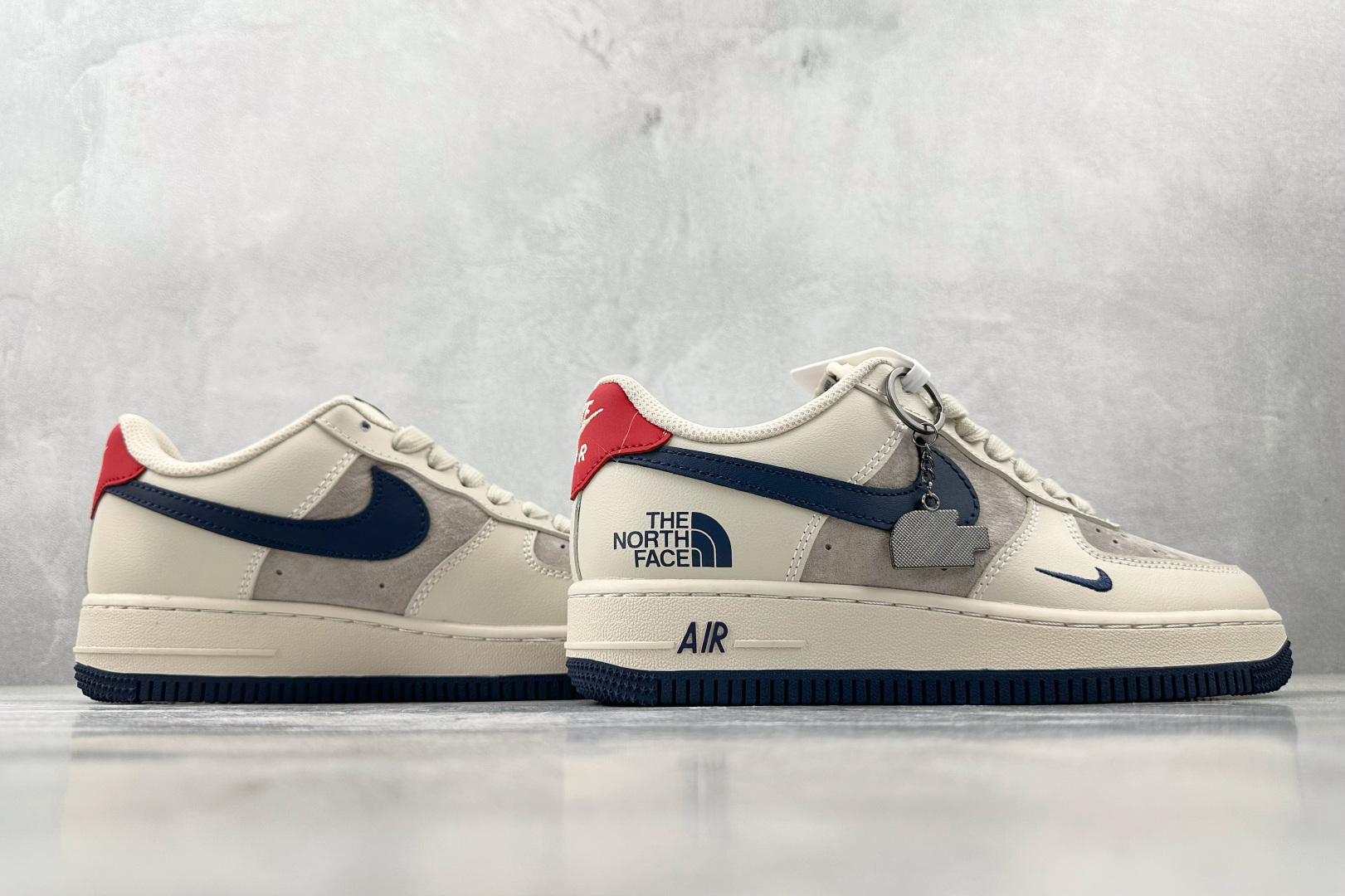 XC 
Nike Air Force 1'07 北面 联名 灰色

货号：XX3168 133
尺码：3