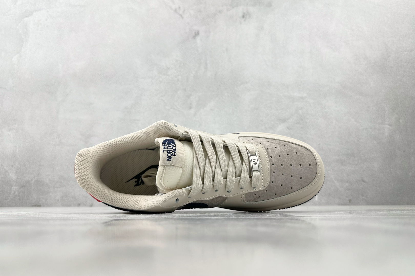 XC 
Nike Air Force 1'07 北面 联名 灰色

货号：XX3168 133
尺码：3
