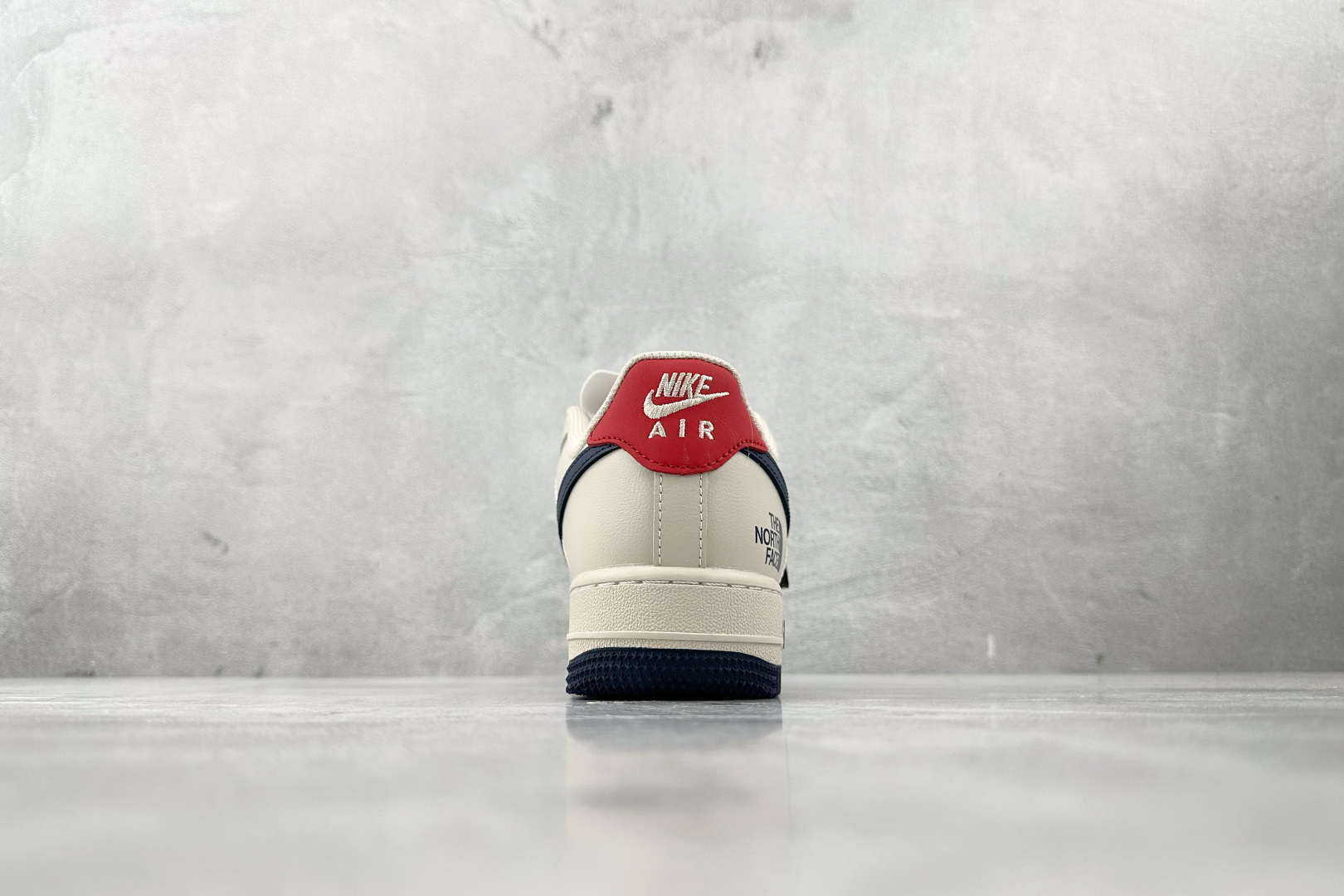 XC 
Nike Air Force 1'07 北面 联名 灰色

货号：XX3168 133
尺码：3