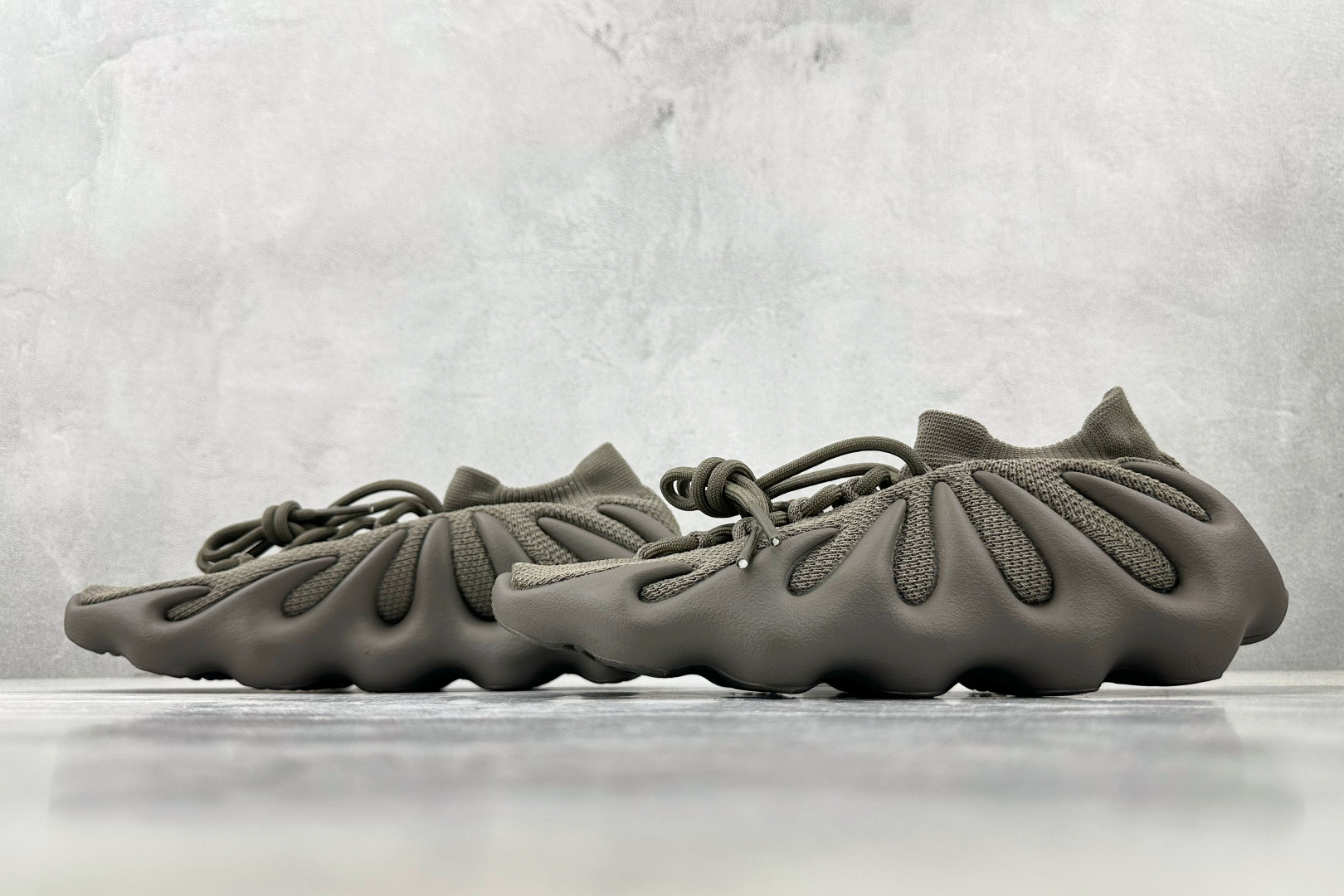 S2 
纯原生产线  adidas originals Yeezy 450 cinder 褐色

货号：