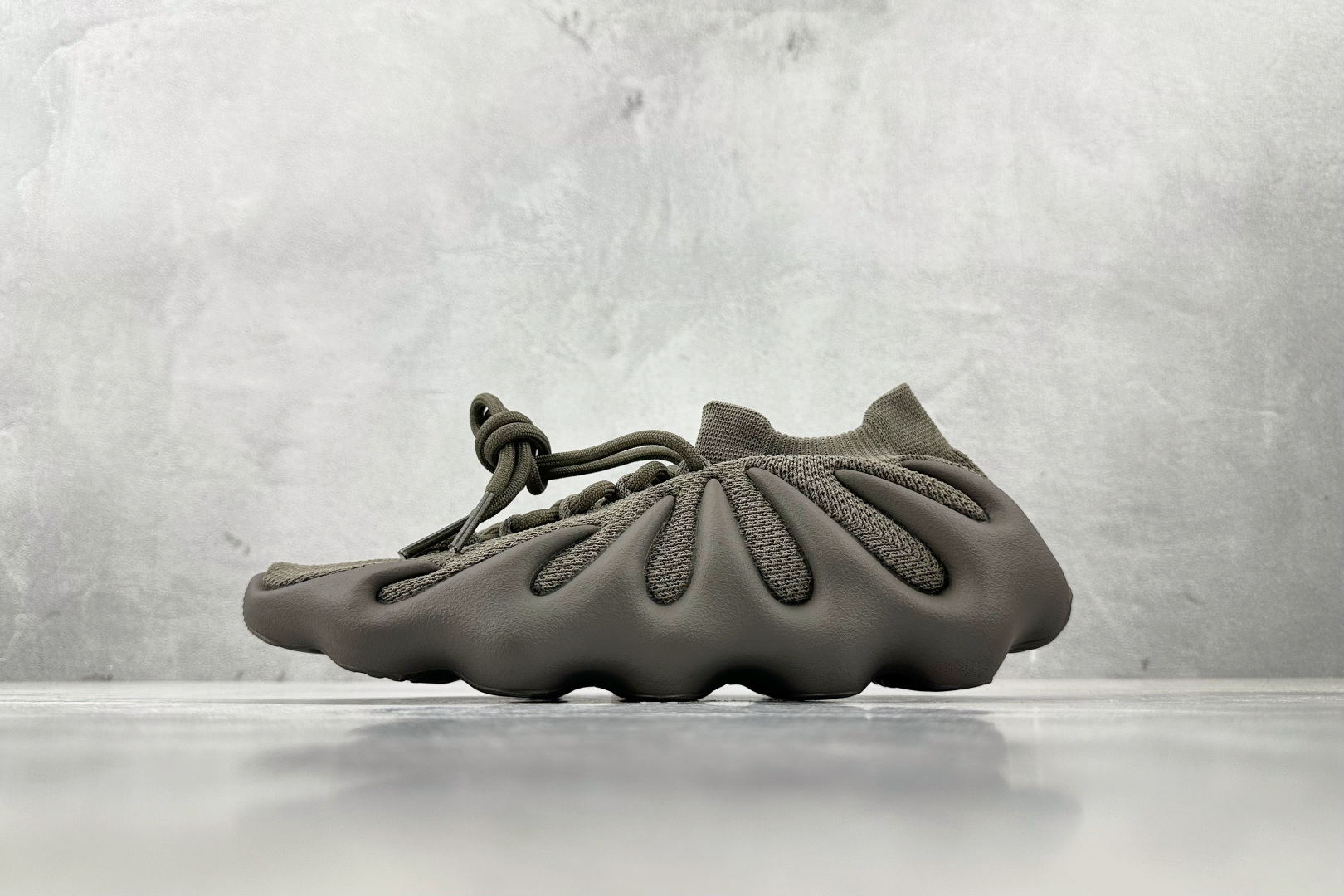 S2 
纯原生产线  adidas originals Yeezy 450 cinder 褐色

货号：