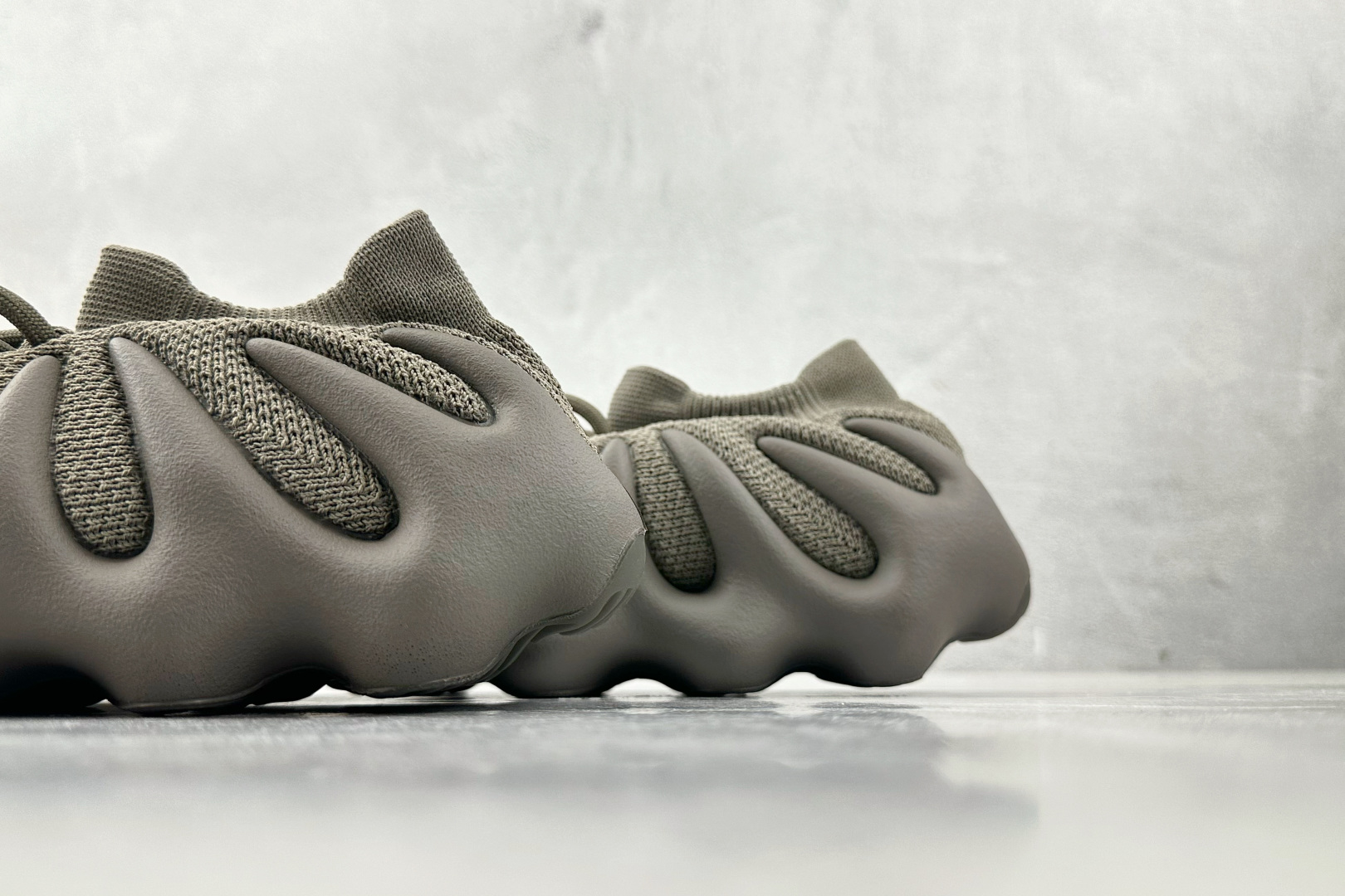 S2 
纯原生产线  adidas originals Yeezy 450 cinder 褐色

货号：