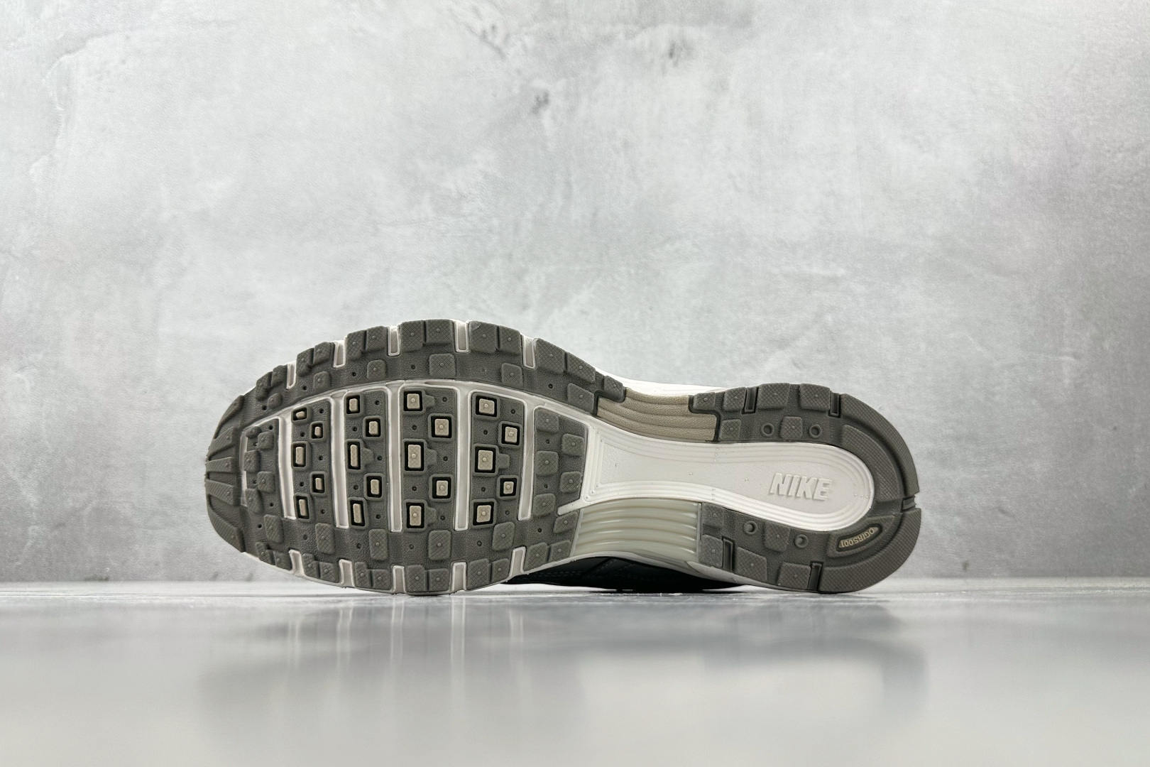 K 版
综合版 Nike P-6000 PRM NA 灰色

货号：FN6837-012
尺码：36 3