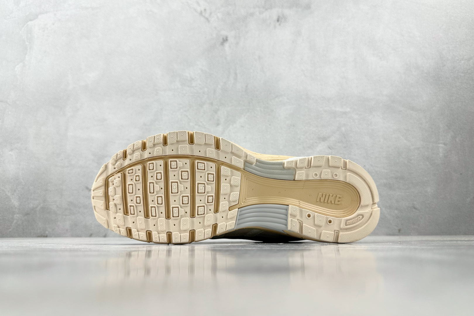 K 版
综合版  Nike P-6000 Athletic Department帆白

货号：FJ544