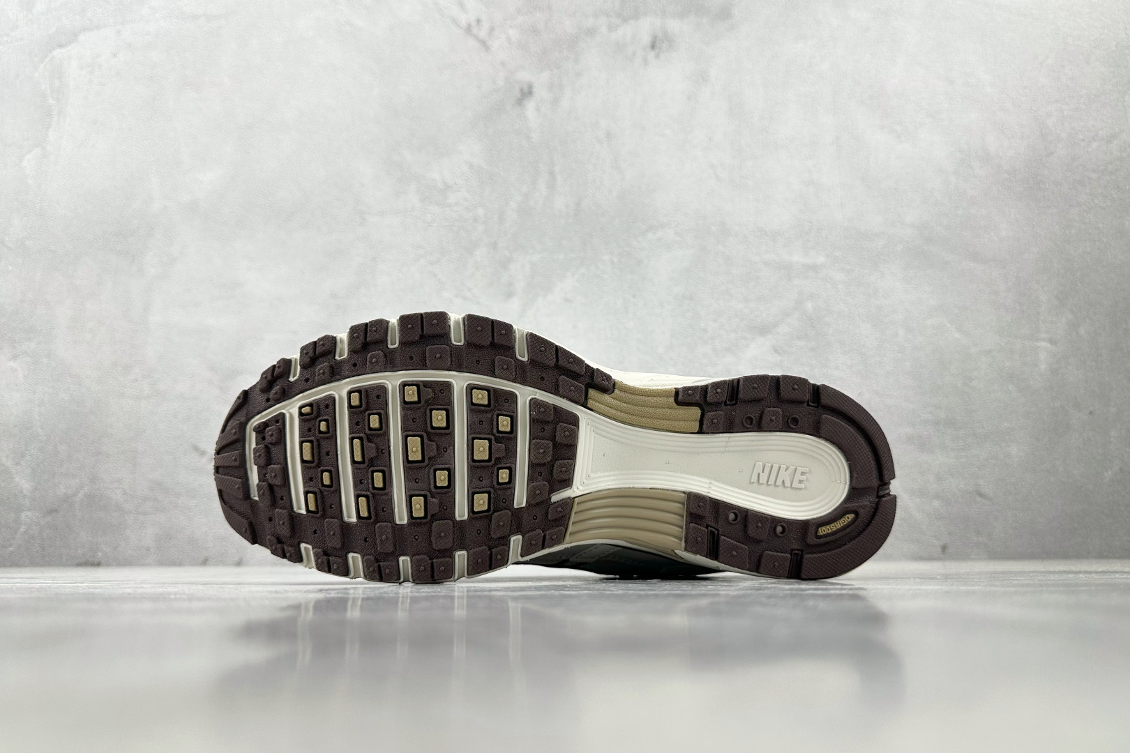 K 版
综合版  Nike P-6000 米白褐绿

货号：HF0728-201
尺码：36 36.5 