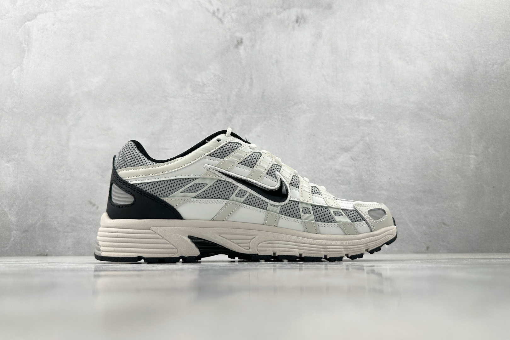 K 版
综合版  Nike P-6000 浅银灰

货号：HJ3488-001
尺码：36 36.5 3