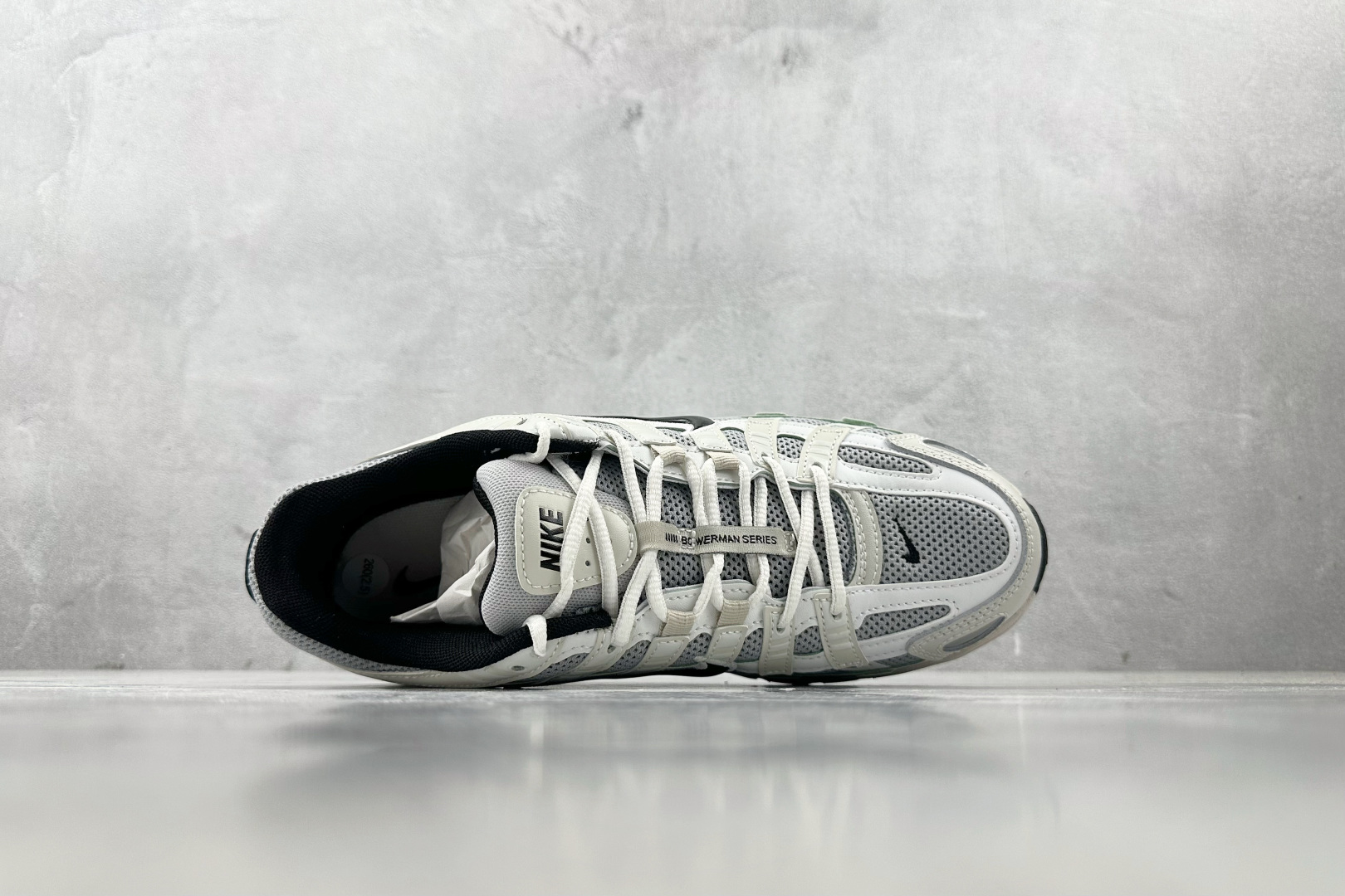 K 版
综合版  Nike P-6000 浅银灰

货号：HJ3488-001
尺码：36 36.5 3