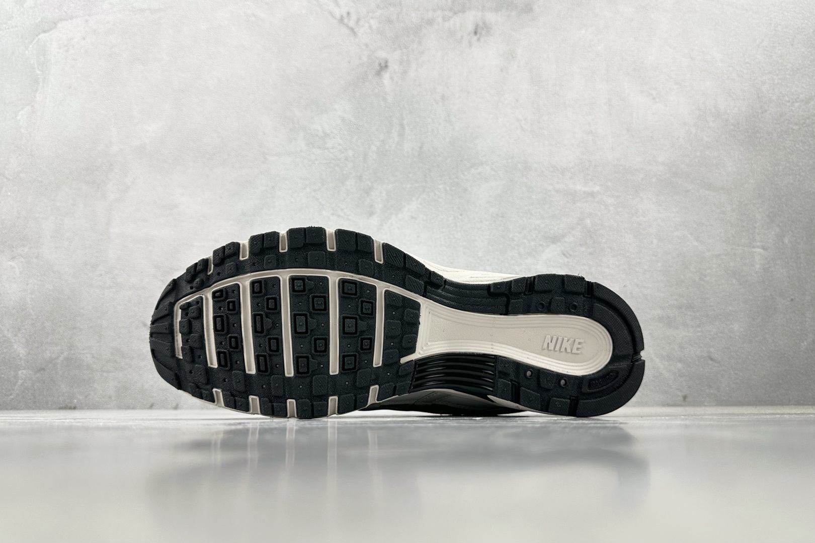 K 版
综合版  Nike P-6000 浅银灰

货号：HJ3488-001
尺码：36 36.5 3