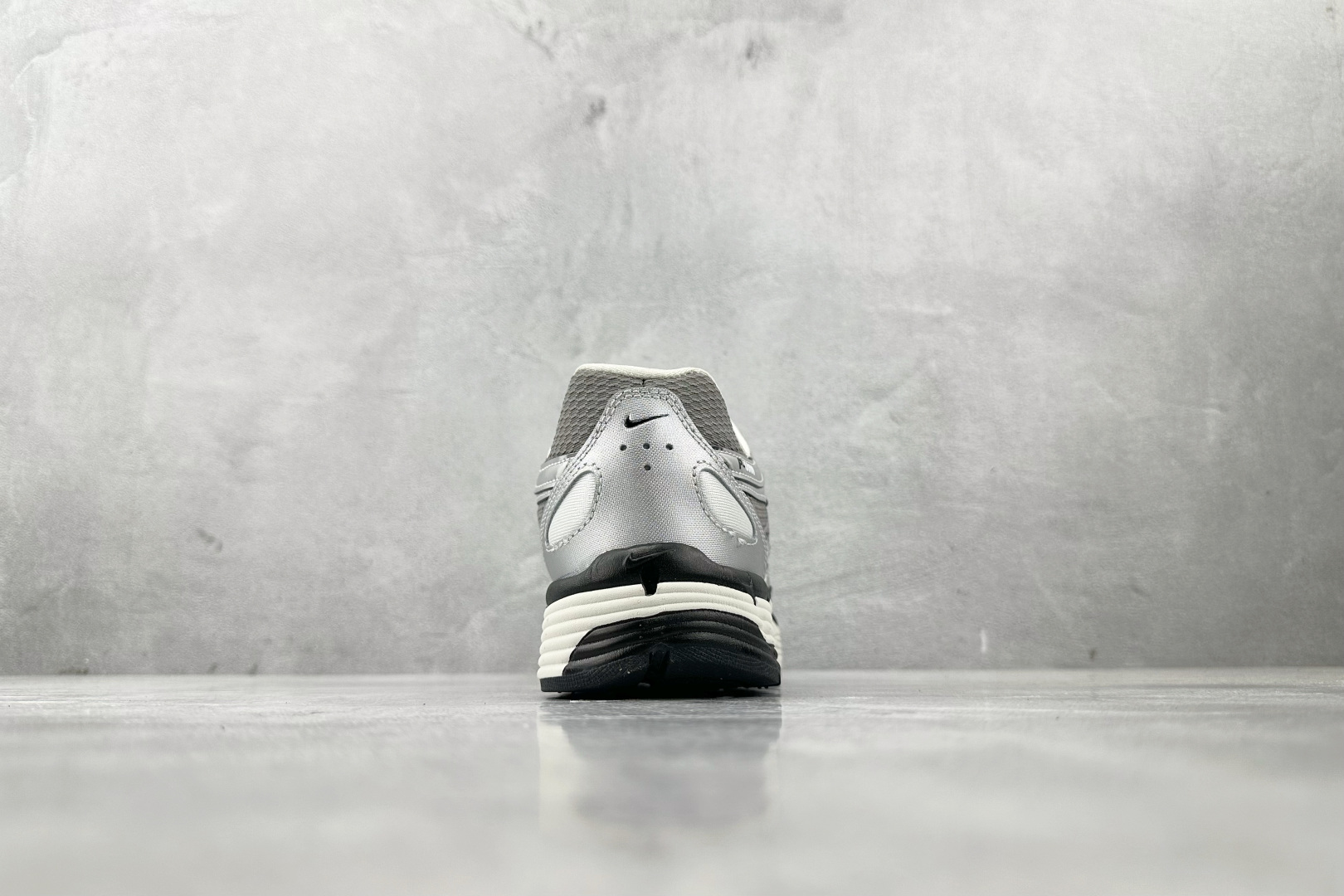 K 版 
综合版  Nike P-6000 银灰

货号：CN0149-001
尺码：36 36.5 3