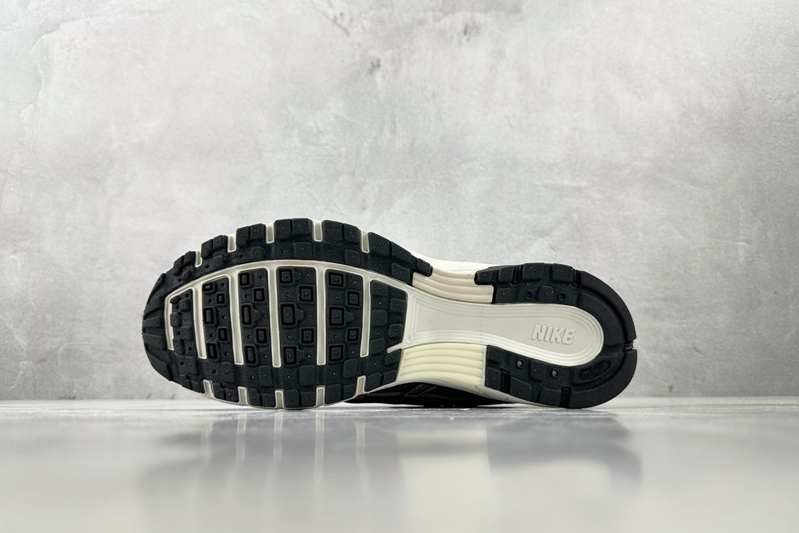 K 版 
综合版  Nike P-6000 银灰

货号：CN0149-001
尺码：36 36.5 3