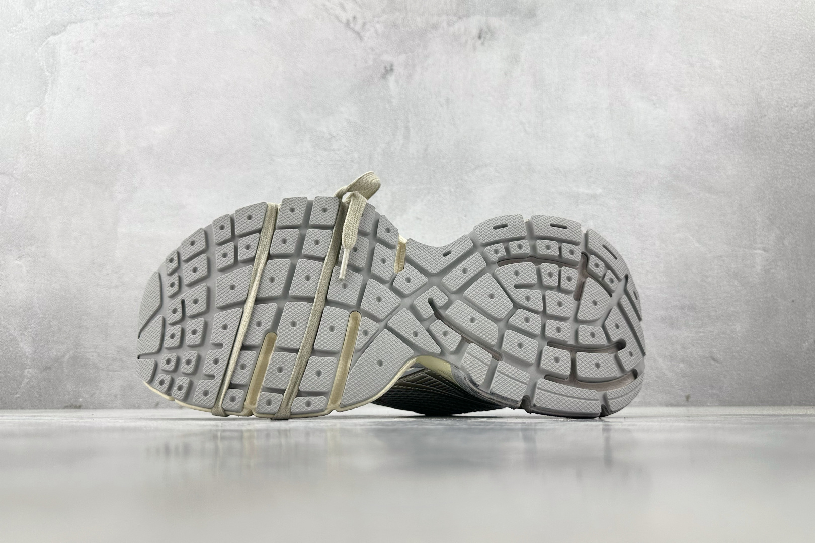 370 代购版 Balenciaga巴黎世家 3XL 520 限定系列 蛋壳色 734731W3XU1