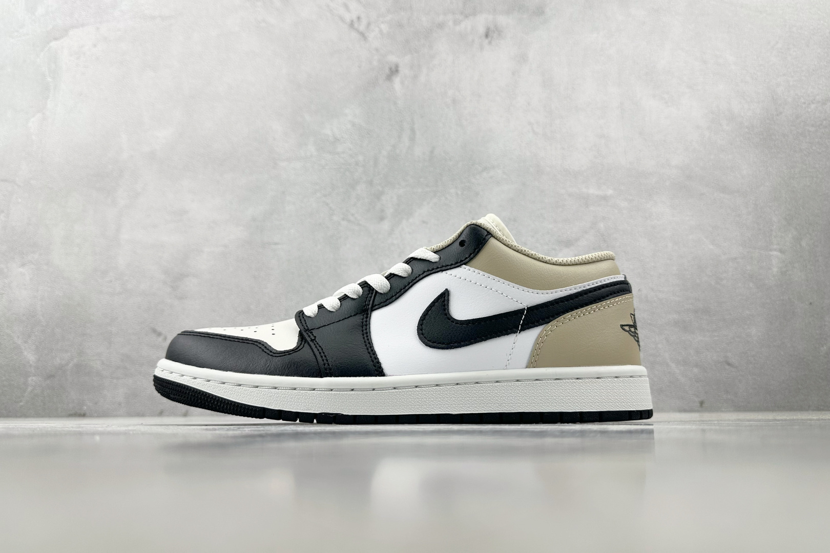 Jordan Air Jordan 1 白黑色 553558-153