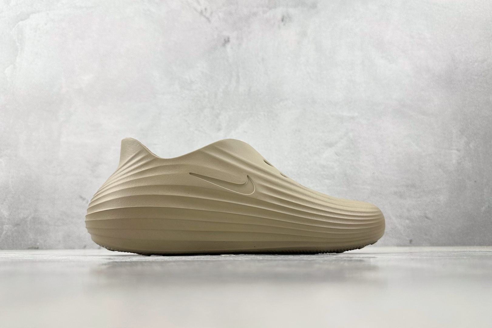 130 Nike ReactX Rejuven8 卡其色 HV5060-200