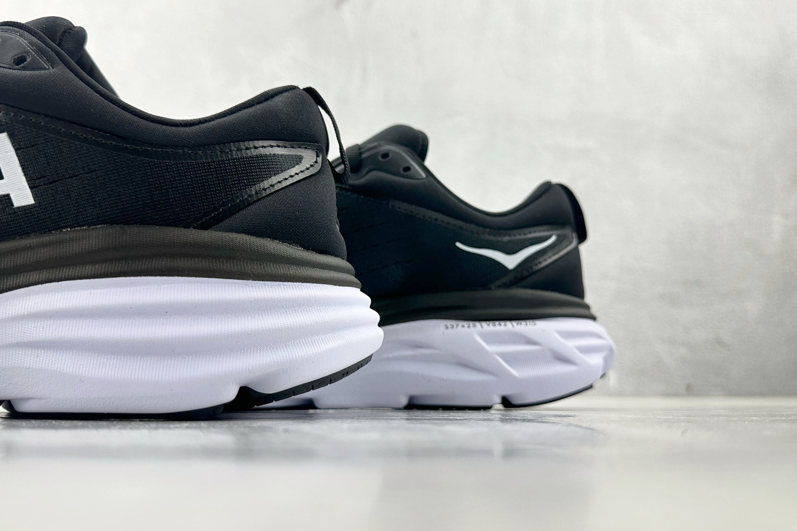 HOKA ONE ONE Bondi 8黑白 1123202-BWHT