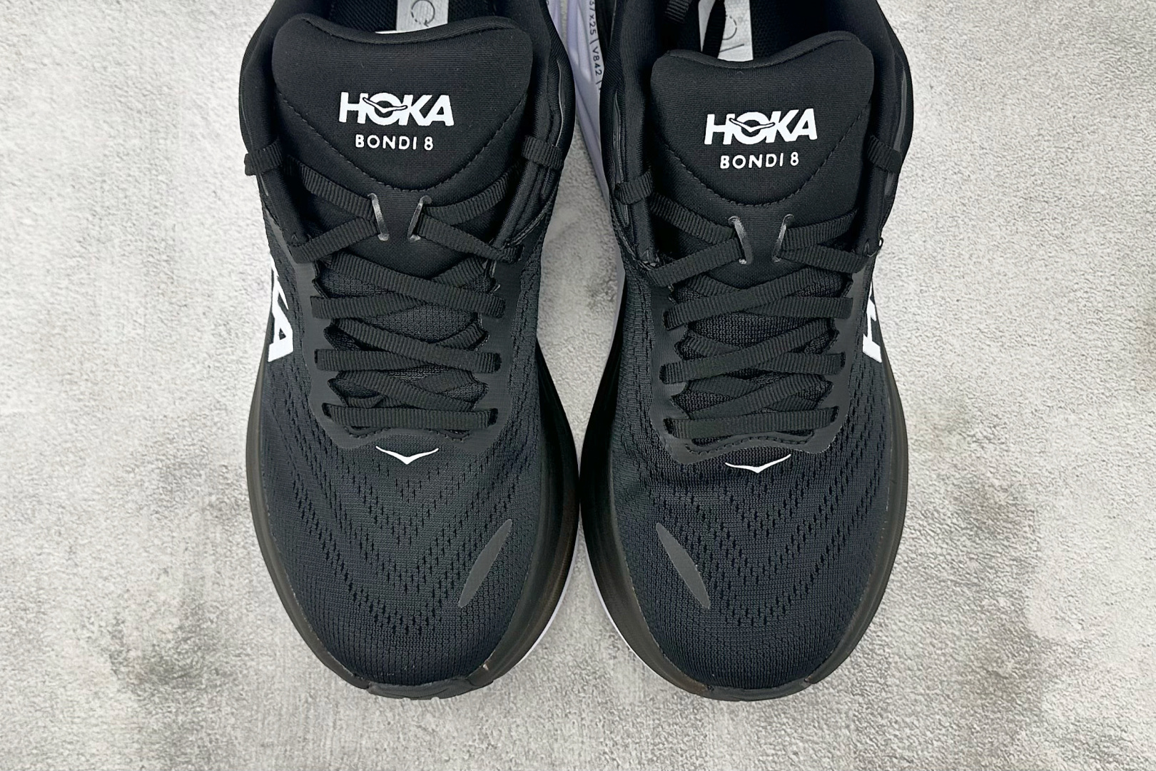 HOKA ONE ONE Bondi 8黑白 1123202-BWHT