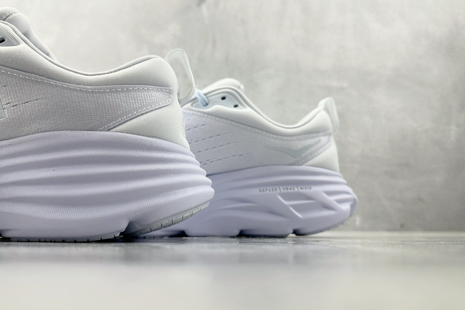 HOKA ONE ONE Bondi 8 白色 1127952-WWH