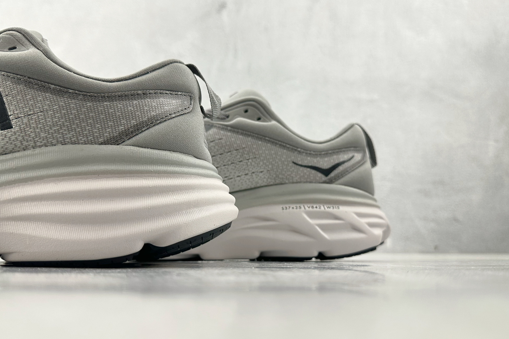 HOKA ONE ONE Bondi 8 灰色 1123202-SHMS