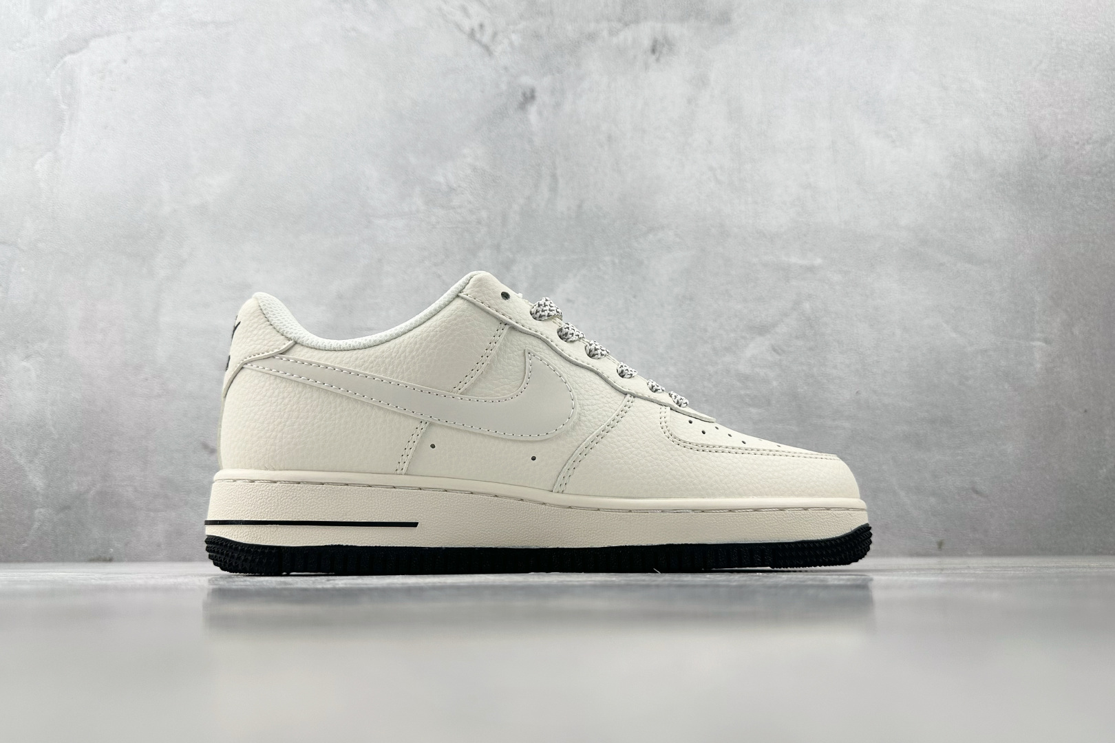 260 Nike Air Force 1'07 LV 联名 米白 XX3168 139 尺码：36 36.5 37.5 38 38.5 39 40 40.5 41 42 42.5 43 44 44.5 45 编码：36