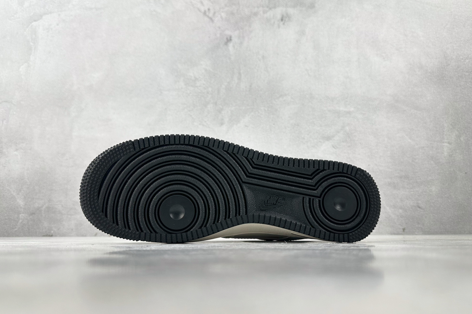 260 Nike Air Force 1'07 LV 联名 米白 XX3168 139 尺码：36 36.5 37.5 38 38.5 39 40 40.5 41 42 42.5 43 44 44.5 45 编码：36