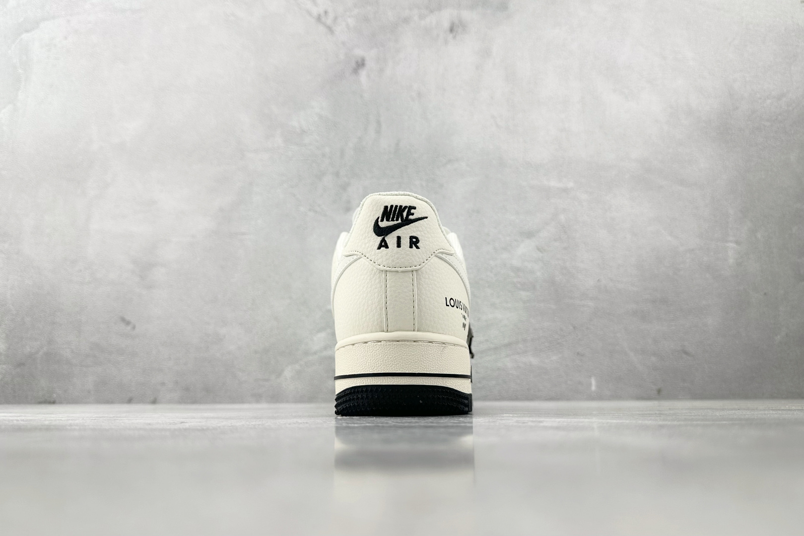 260 Nike Air Force 1'07 LV 联名 米白 XX3168 139 尺码：36 36.5 37.5 38 38.5 39 40 40.5 41 42 42.5 43 44 44.5 45 编码：36