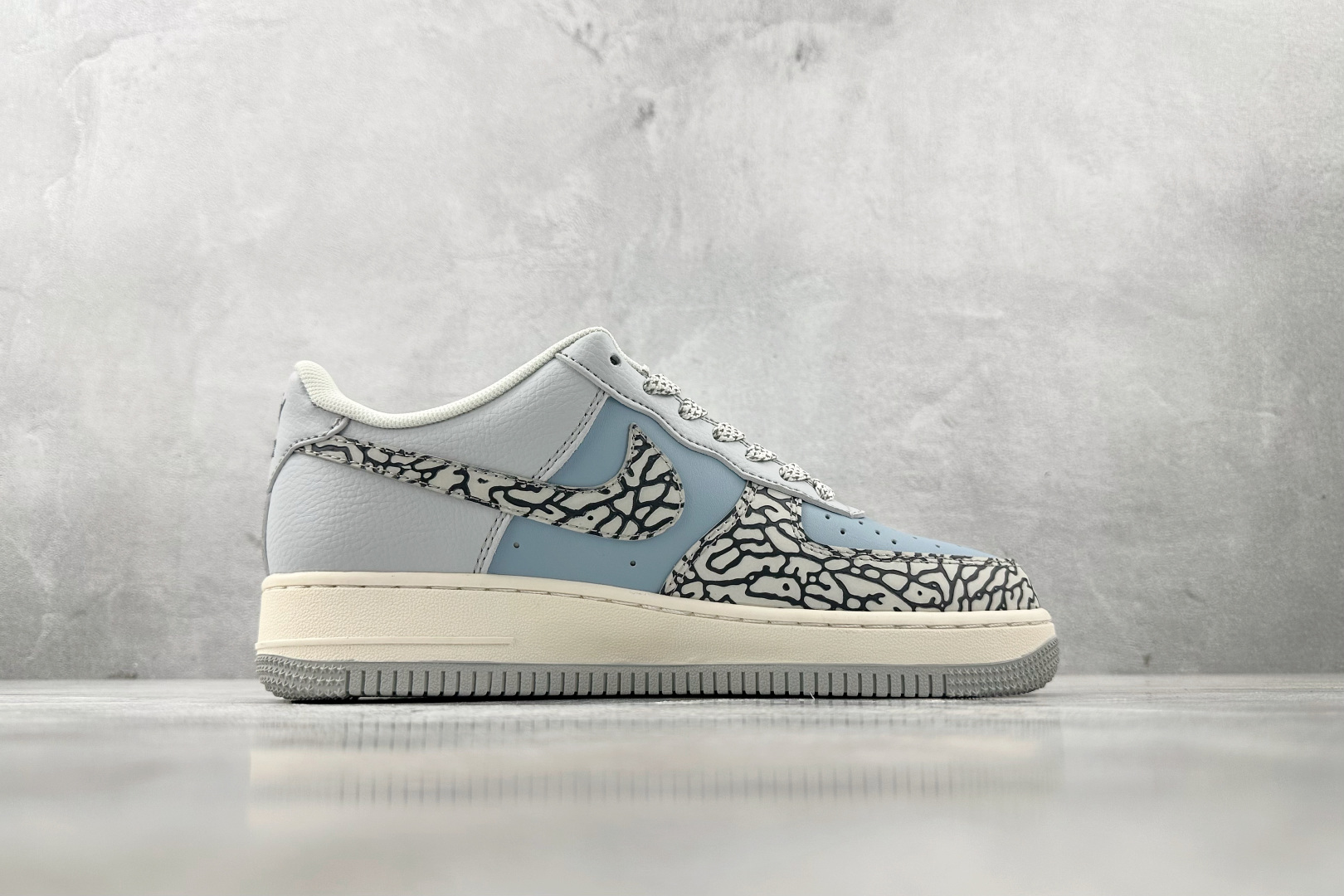 Nike Air Force 1'07 LV 联名 黑蓝灰 ZH2598 307 尺码：36 36.5 37.5 38 38.5 39 40 40.5 41 42 42.5 43 44 44.5 45 编码：36